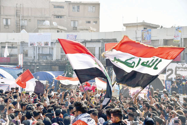 Student protesters, some wearing protective face masks, march with Iraqi national flags during an anti-gov't demonstration in Iraq's southern city of Nasiriyah in Dhi Qar province on Saturday (AFP photo)