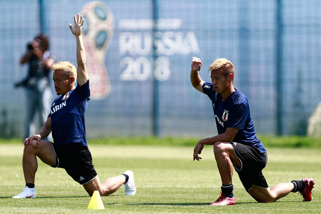 Japan’s defender Yuto Nagatomo (left) and midfielder Keisuke Honda take part in a 2018 World Cup training session of Japan’s national football team in Kazan on Tuesday  (AFP photo by Benjamin Cremel)