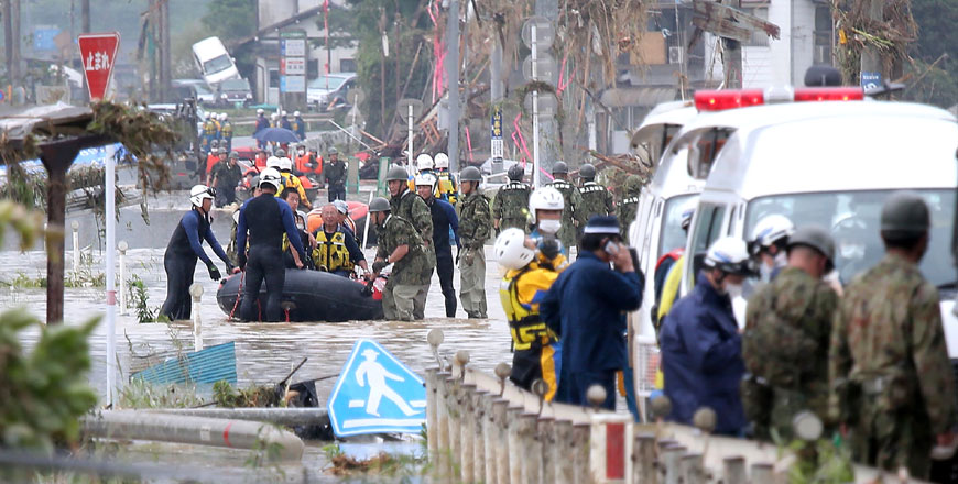 Residents are evacuated from flood-affected area by rubber boats in Kuma village, Kumamoto prefecture, on Sunday (AFP photo)
