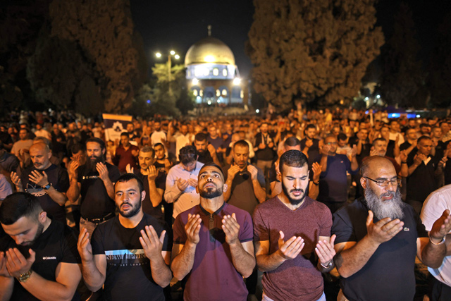 Palestinian devotees pray on Laylat Al Qadr (Night of Destiny) outside the Dome of the Rock in Jerusalem's Al Aqsa Mosque compound during the Muslim holy month of Ramadan on Saturday (AFP photo)