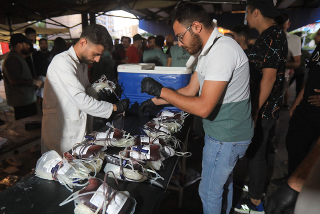 Medics collect blood donations in Beirut's southern suburb on September 17, 2024, after explosions hit locations in several Hizbollah strongholds around Lebanon amid ongoing cross-border tensions between Israel and Hizbollah fighters (AFP photo)