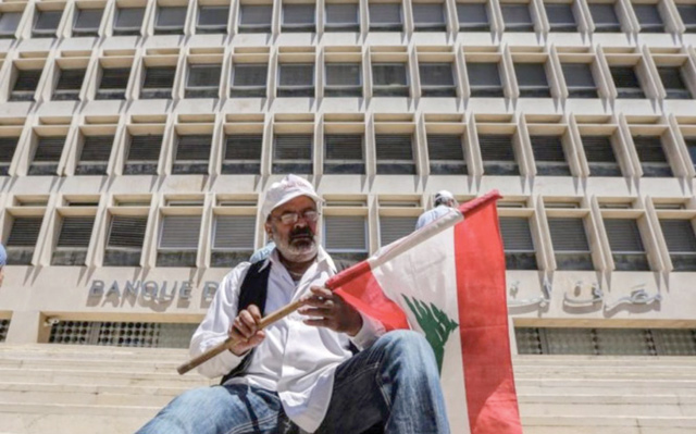 A retired army officer protests in front of the Lebanese Central Bank in Beirut on May 13, 2019 (AFP photo)