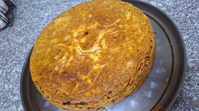 Makmoora dish from Irbid with a golden, crispy crust on a metal tray (Photo by Osama Alkafri)