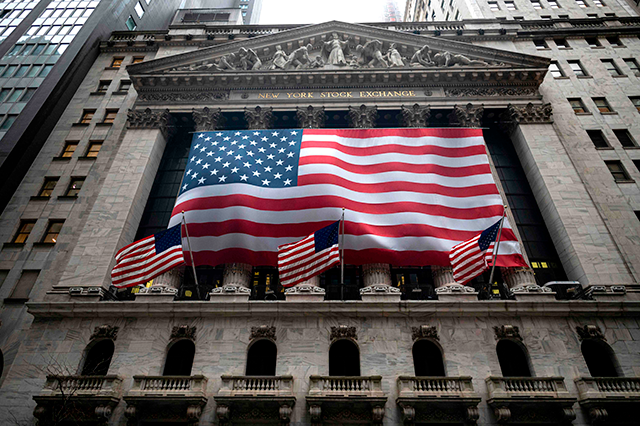 The US flag is seen at the New York Stock Exchange on April 30, 2020 in New York City (AFP photo)