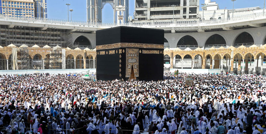 Muslim pilgrims walk around the Kaaba (Tawaf Al Wadaa), Islam's holiest shrine, at the Grand Mosque in Saudi Arabia's holy city of Mecca on Thursday (AFP photo)