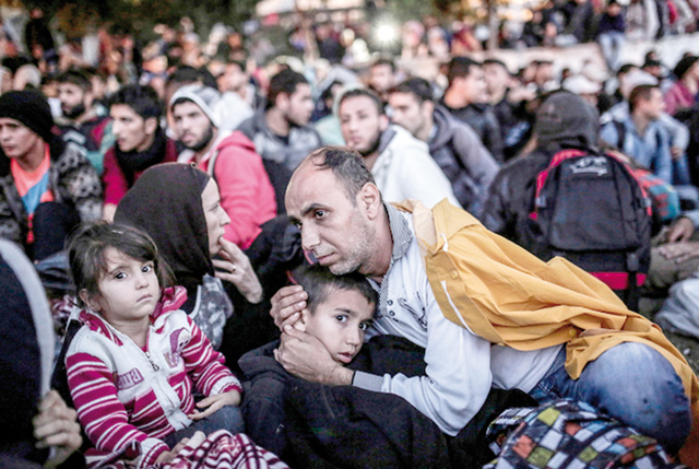 Migrants and refugees wait at Istanbul's Esenler station for buses to the Turkish-Greek border on September 16, 2015 (AFP photo)