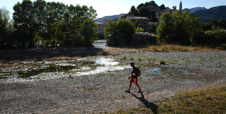This migrant walks on the Roya river on Wednesday. The Red Cross centre is dismantled since a few days (AFP photo)