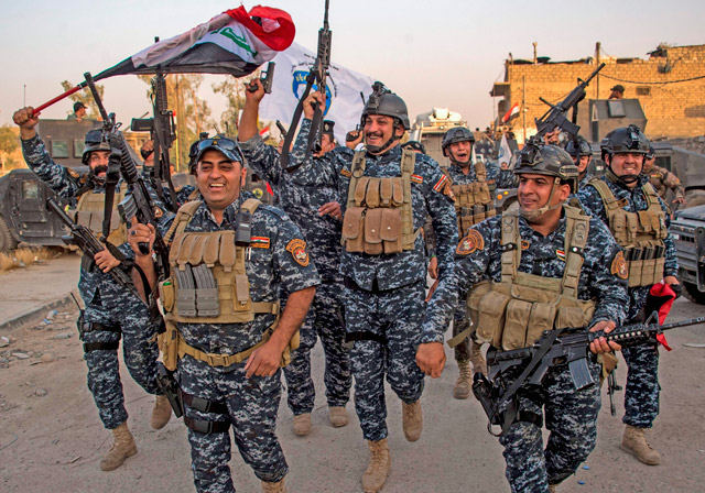 Members of the Iraqi federal police forces celebrate in the Old City of Mosul on Monday after the government’s announcement of the ‘liberation’ of the embattled city from Daesh group (AFP photo)
