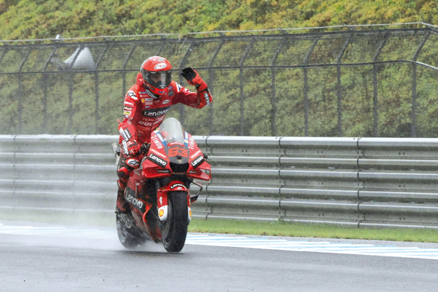 Ducati Lenovo team rider Francesco Bagnaia of Italy waves to fans during a MotoGP practice session at the Japanese Grand Prix in Motegi on Saturday (AFP photo by Toshifumi Kitamura) 