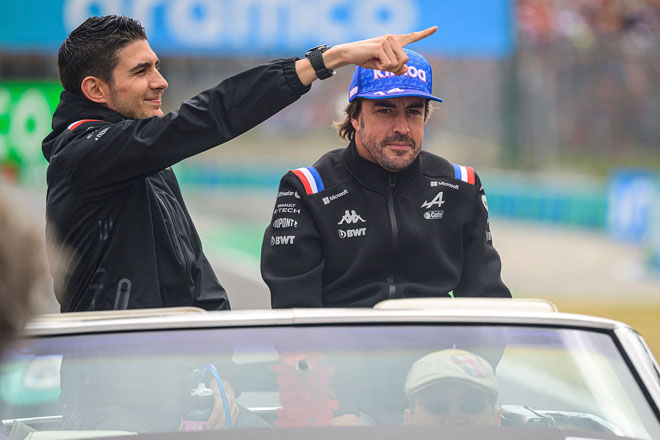 Alpine drivers Esteban Ocon (left) and Fernando Alonso attend the drivers parade ahead of the Formula One Hungarian Grand Prix in Mogyorod, Hungary, on July 31 (AFP photo by Jure Makovec)