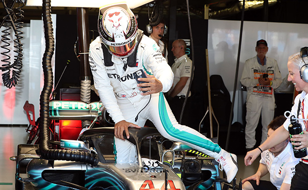 Mercedes’ British driver Lewis Hamilton takes a selfie as he gets ready for the second Formula One practice session in Melbourne on Friday, ahead of the Formula One Australian Grand Prix  (AFP photo)