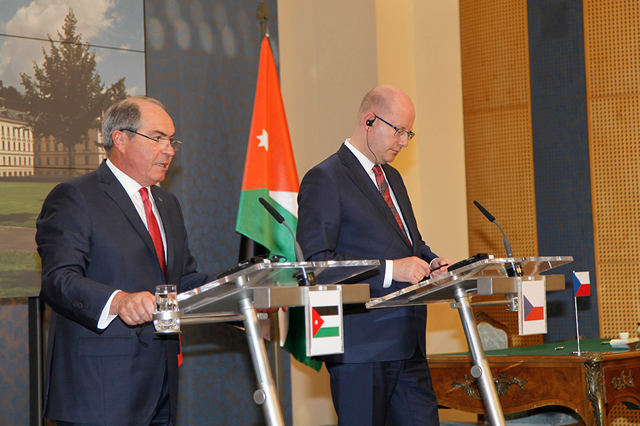Prime Minister Hani Mulki and Czech Prime Minister Bohuslav Sobotka talk to reporters at a press conference in Prague on Tuesday  (Petra photo)