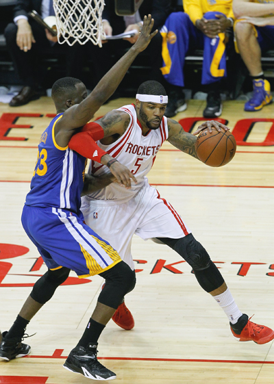 Josh Smith of Houston Rockets drives baseline on Draymond Green of Golden State Warriors during Game 3 of the Western Conference Finals in Houston on Saturday (AFP photo by Bob Levey)