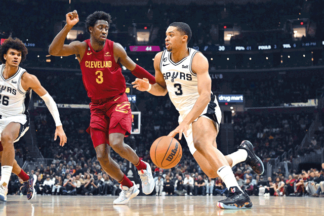 Keldon Johnson of the San Antonio Spurs drives around Caris LeVert of the Cleveland Cavaliers during their NBA game in Cleveland, Ohio, on Monday (AFP photo by Jason Miller)