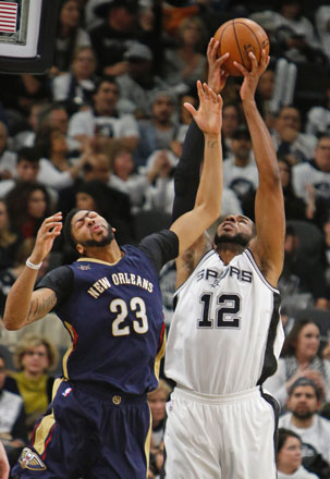 San Antonio Spurs’ LaMarcus Aldridge (right) out rebounds New Orleans Pelicans’ Anthony Davis in their NBA game on Sunday in San Antonio, Texas (AFP photo by Ronald Cortes)