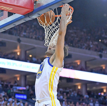 Omri Casspi of the Golden State Warriors goes up for a slam dunk against the Cleveland Cavaliers during their NBA game in Oakland, California, on Monday (AFP photo by Thearon W. Henderson)