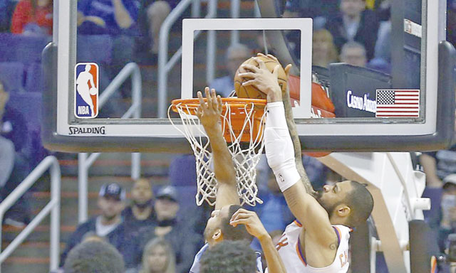 Phoenix Suns’ Tyson Chandler dunks the game winning basket against the Memphis Grizzlies in Phoenix, Arizona, on Tuesday (AFP photo)