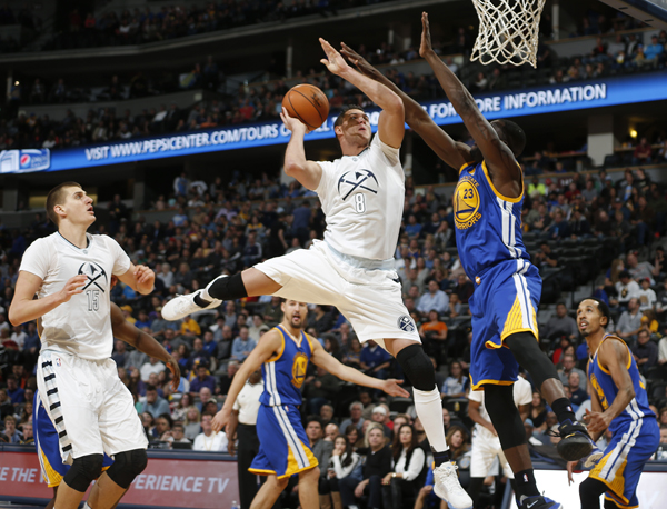 Denver Nuggets forward Danilo Gallinari (centre) of Italy, drives the lane for a shot as Golden State Warriors forward Draymond Green (right) defends, and Nuggets centre Nikola Jokic, of Serbia, looks on in their NBA basketball game in Denver, on Sunday (AP photo by David Zalubowski)
