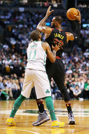  Lebron James of the Cleveland Cavaliers guarded by Kyrie Irving of the Boston Celtics during their NBA game in Boston, Massachusetts, on Sunday (AFP photo by Adam Glanzman)