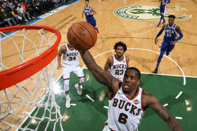 Eric Bledsoe of the Milwaukee Bucks drives to the basket against the Philadelphia 76ers during their NBA game in Milwaukee, Wisconsin, on Sunday (AFP photo by Gary Dineen)