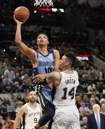 Memphis Grizzlies power forward Ivan Rabb shoots the ball as San Antonio Spurs shooting guard Danny Green defends during their NBA game in San Antonio, Texas, on Monday (Reuters photo by Soobum Im)