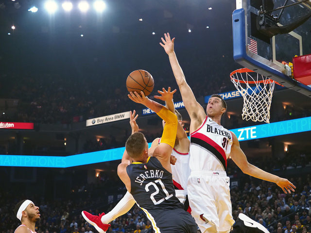 Golden State Warriors Jonas Jerebko shoots the ball against Portland Trail Blazers’ Nik Stauskas  and Zach Collins (right) during their NBA game in Oakland, California, on Friday (Reuters photo by Kelley L Cox)