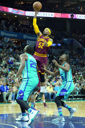 Cleveland Cavaliers’ guard Mo Williams shoots the ball against the Charlotte Hornets in their NBA basketball game in Charlotte, North Carolina, on Friday (Reuters photo by Jeremy Brevard)