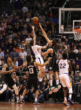 Tyler Johnson of the Phoenix Suns attempts a shot over Brook Lopez of the Milwaukee Bucks during their NBA game in Phoenix, Arizona, on Monday (AFP photo by Christian Petersen)