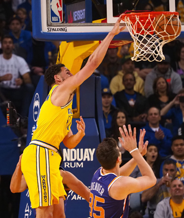Golden State Warriors guard Klay Thompson dunks the ball against the Phoenix Suns during their NBA game in Oakland, California, on Sunday  (Reuters photo by Kelley L Cox)
