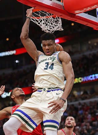 Giannis Antetokounmpo of the Milwaukee Bucks slams a reverse dunk against the Chicago Bulls during their NBA game in Chicago, Illinois, on Monday (AFP photo by Jonathan Daniel)
