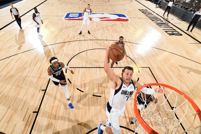 Luka Doncic of the Dallas Mavericks goes up for a dunk against the Sacramento Kings in Orlando, Florida, on Tuesday (AFP photo)
