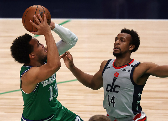 Jalen Brunson of the Dallas Mavericks takes a shot against Ish Smith of the Washington Wizards during their NBA game in Dallas, Texas, on Saturday (AFP photo by Ronald Martinez)