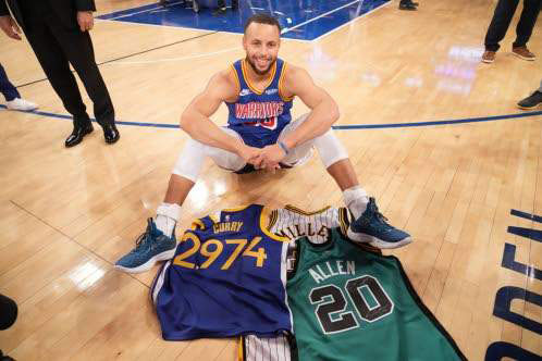 Stephen Curry of the Golden State Warriors poses for a photo with custom 2,974 three-points made jersey, the jersey of Reggie Miller, and the jersey of Ray Allen on Tuesday in New York (AFP photo)