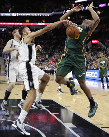 Utah Jazz guard Alec Burks (right) is blocked by San Antonio Spurs forward Kyle Anderson (left) as he tries to shoot during their NBA basketball game in San Antonio on Monday (AP photo by Eric Gay)