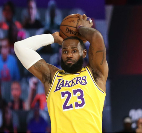 LeBron James of the Los Angeles Lakers passes the ball against the Oklahoma City Thunder in Orlando, Florida, on August 5 (AFP photo by Joe Murphy)