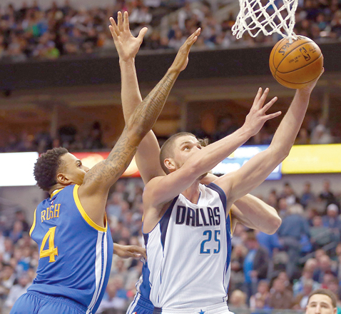 Chandler Parsons of the Dallas Mavericks takes a shot against Brandon Rush of the Golden State Warriors in Dallas on Wednesday (AFP photo by Ronald Martinez)