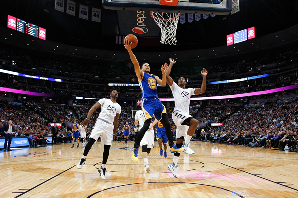 Golden State Warriors’ guard Stephen Curry drives to the net against Denver Nuggets’ forward Darrell Arthur in their NBA basketball game in Denver, on Wednesday (Reuters photo by Isaiah J. Downing)
