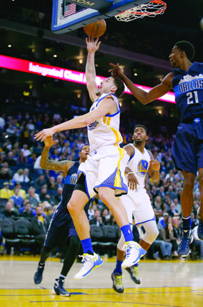 Klay Thompson of the Golden State Warriors goes up for a shot against Jeremy Evans of the Dallas Mavericks during their NBA game on Wednesday in Oakland (AFP photo by Ezra Shaw)