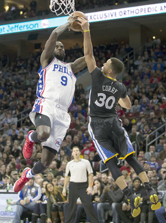 Stephen Curry of the Golden State Warriors blocks the shot of JaKarr Sampson of the Philadelphia 76ers in Philadelphia, on Saturday (AFP photo by Mitchell Leff)