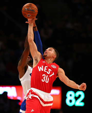 Stephen Curry of the Golden State Warriors and the Western Conference competes for the ball with Paul George of the Indiana Pacers and the Eastern Conference in their NBA All-Star Game 2016 in Toronto, on Sunday (AFP photo)