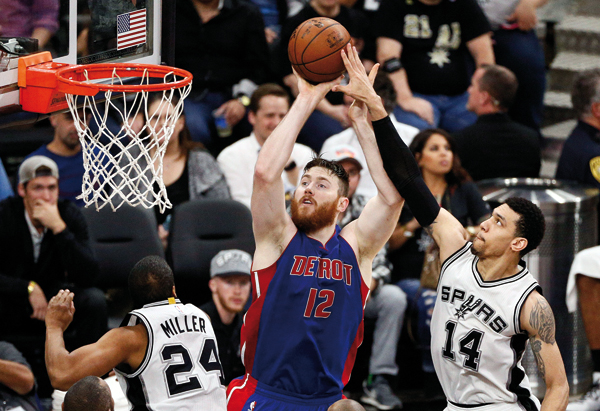 Detroit Pistons centre Aron Baynes shoots the ball as San Antonio Spurs shooting guard Danny Green defends during their NBA game in San Antonio on Wednesday (Reuters photo by Soobum Im)