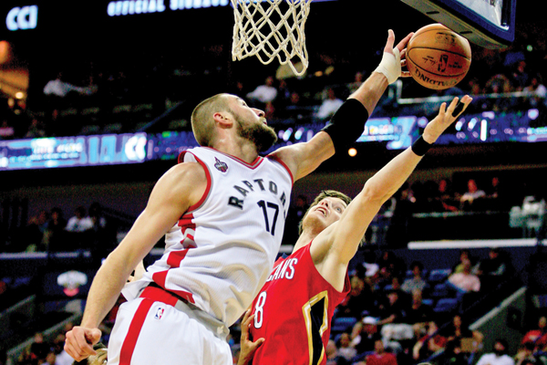 Toronto Raptors centre Jonas Valanciunas and New Orleans Pelicans forward Luke Babbitt battle for a rebound during their NBA game in New Orleans on Saturday (Reuters photo by Derick E. Hingle)