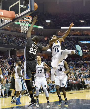 Draymond Green of the Golden State Warriors gets fouled by Xavier Munford of the Memphis Grizzlies during their NBA game in Memphis, Tennessee, on Saturday (AFP photo by Frederick Breedon)