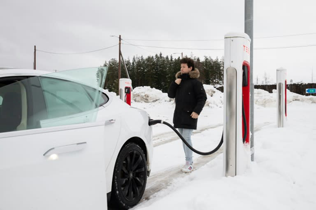 Tesla owner Philip Benassi is seen at a charging station in Jessheim, southeast Norway, on January 17 (AFP photo)