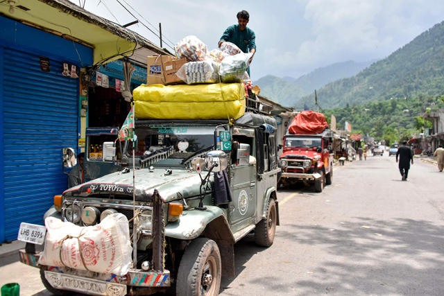 A resident loads food and supplies on his vehicle as market reopened after Pakistan-India ceasefire at the frontier village of Chakothi near the Line of Control (LoC), in Pakistan-administered Kashmir on May 11, 2025 (AFP photo)