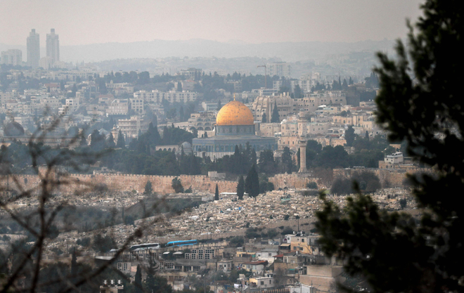 Heavy fog hangs over Jerusalem's old city and the Dome of the Rock Mosque Compound on Wednesday (AFP photo)