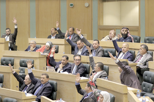 Lawmakers are seen during a session on Sunday (Petra photo)