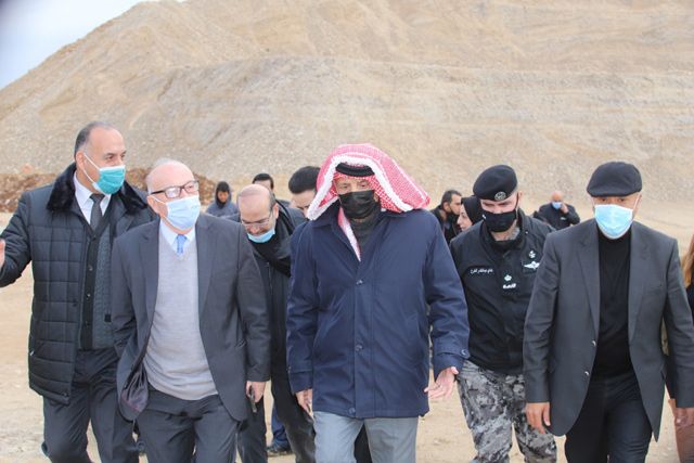 Under the Royal directives of His Majesty King Abdullah, a ministerial team on Saturday checked on the phosphate hills rehabilitation project in Zarqa’s Russeifa region, which is conducted by the Jordan Phosphate Mines Company (Petra photo)