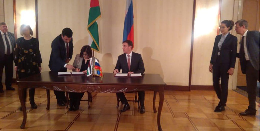 Planning Minister Mary Kawar and Russia’s Minister of Agriculture Dmitry Patrushev, signed a protocol in Moscow after the two sides discussed increasing economic relations on Monday  (Photo courtesy of the Planning Ministry)