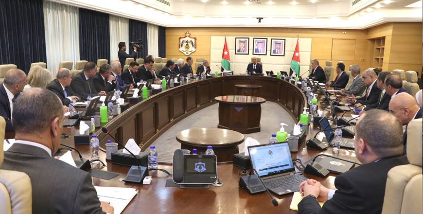 Prime Minister Bisher Al Khasawneh chairs a Cabinet session on Sunday (Petra photo)